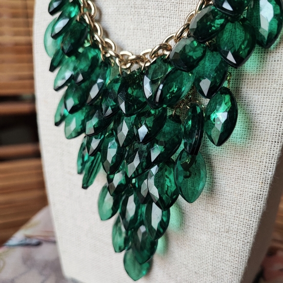 Faceted Transparent Green Acrylic Statement Necklace and Earrings Gold Tone NWOT - Picture 4 of 14